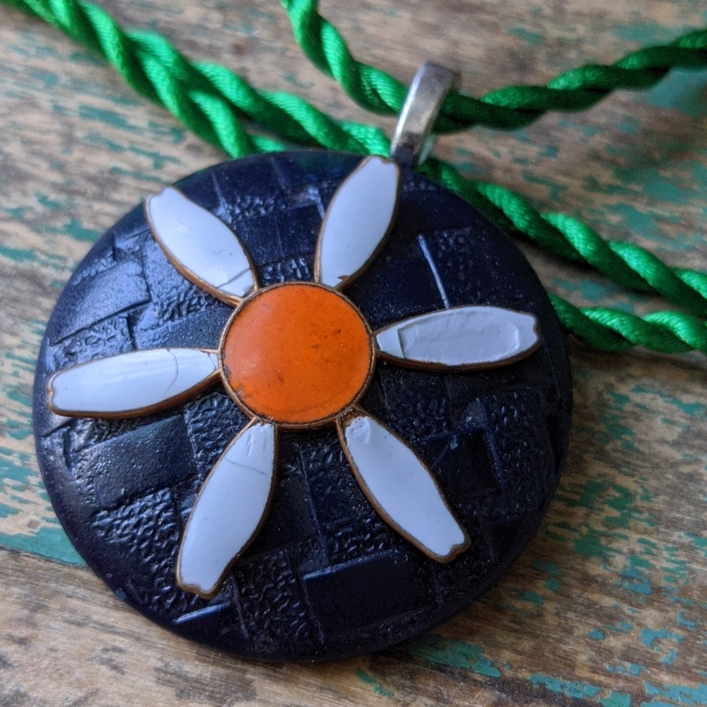 WHIMSY HOUSE I NWT Upcycled Vintage Wood Button & Enameled Metal Daisy Necklace - Picture 2 of 11